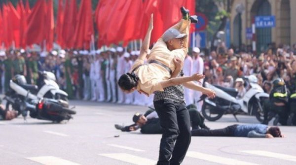 Danh tính nữ Cảnh sát giao thông kẹp cổ "báo thủ" gây xôn xao 1754806222 852 thumbnail width740height495 anh cat 3 2 auto cropjpg