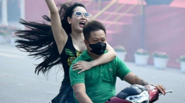 Nữ "báo thủ" xinh đẹp náo loạn hồ Gươm gây bão mạng là ai? 1754824776 74 thumbnail width740height495 anh cat 3 2 auto cropjpg