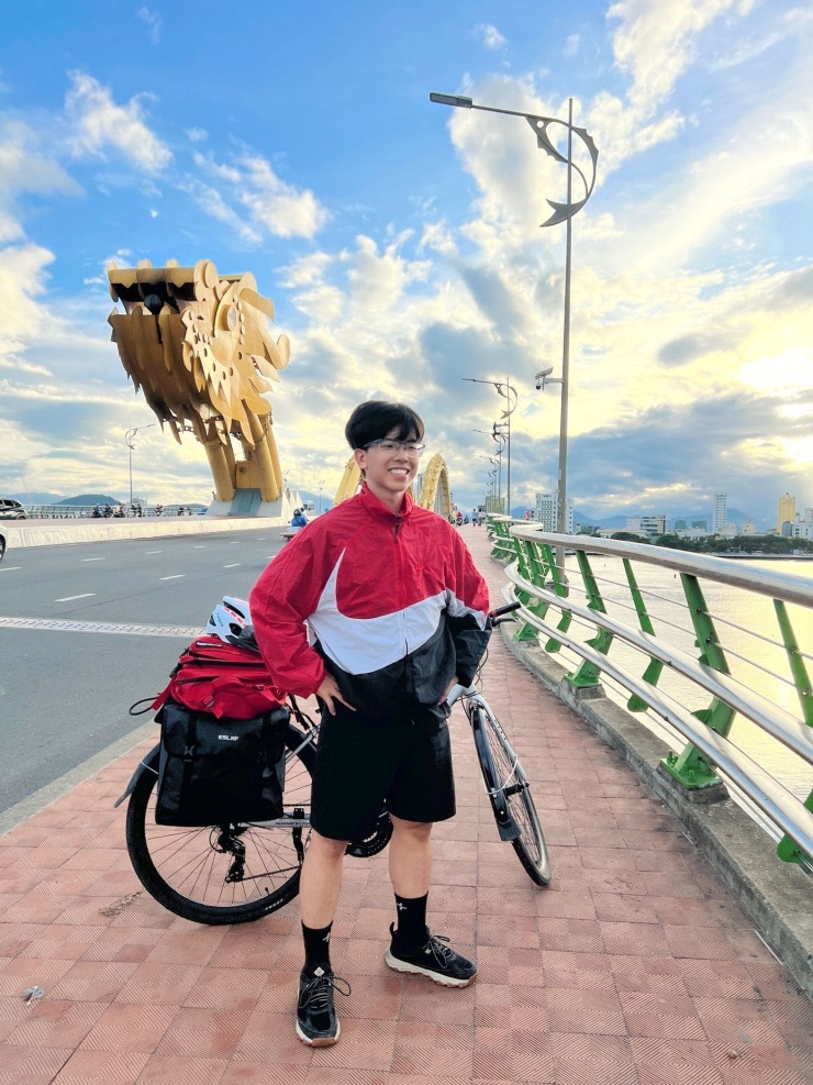 Hiển Vinh ghi lại kỉ niệm ở Đà Nẵng. (Ảnh: NVCC)