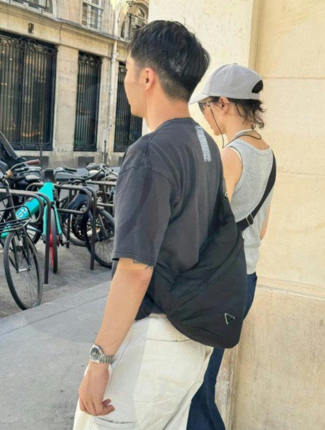 Hình ảnh Trương Mạn Ngọc xuất hiện bên chàng trai trẻ được chụp vài tuần trước. Ảnh: HK01.