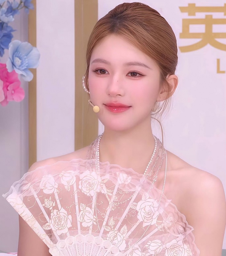 Triệu Lộ Tư thường tiết lộ những uất ức mà cô phải chịu sau khi ký hợp đồng với công ty quản lý Ngân Hà Khốc Ngu.