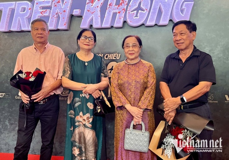 1755048825-w-00-svs-2775-width1000height700 Hoa tiêu Nguyễn Văn Hương, tiếp viên Huỳnh Thu Cúc, tiếp viên Ngô Kim Thanh và cơ trưởng Phạm Trung Nam (từ trái qua) - nguyên mẫu của các nhân vật tại buổi ra mắt đoàn phim.