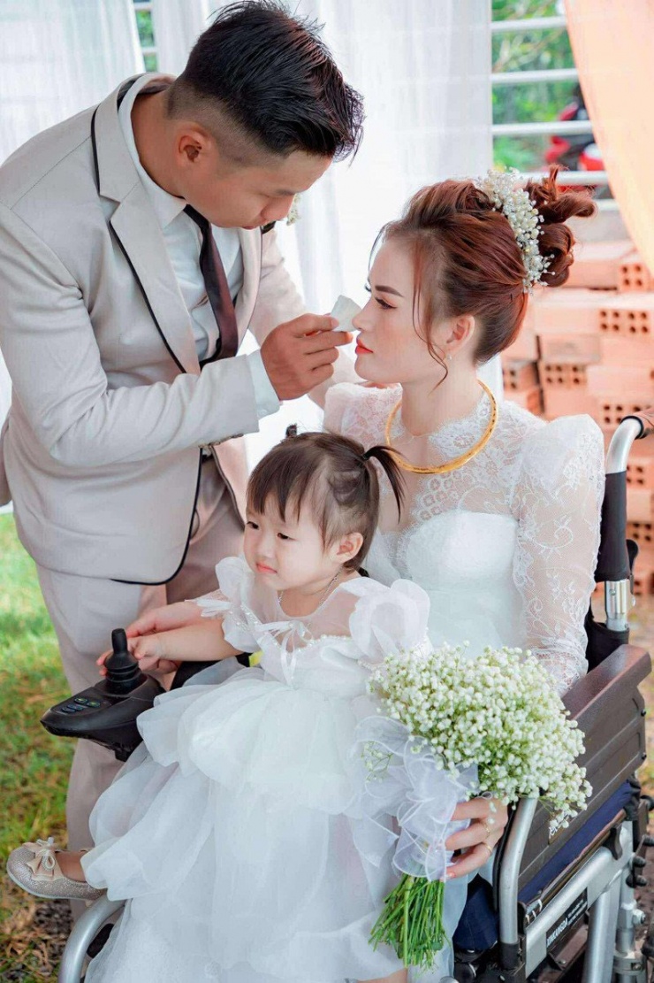 Khoảnh khắc xúc động trong lễ cưới của cặp đôi 