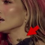 Jennifer Lopez bị châu chấu bò lên cổ khi đang biểu diễn 1755078797 725 thumbnail width740height495 anh cat 3 2 auto cropjpg