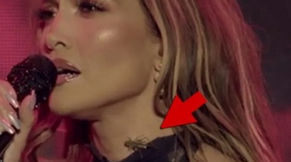 Jennifer Lopez bị châu chấu bò lên cổ khi đang biểu diễn 1755078797 725 thumbnail width740height495 anh cat 3 2 auto cropjpg