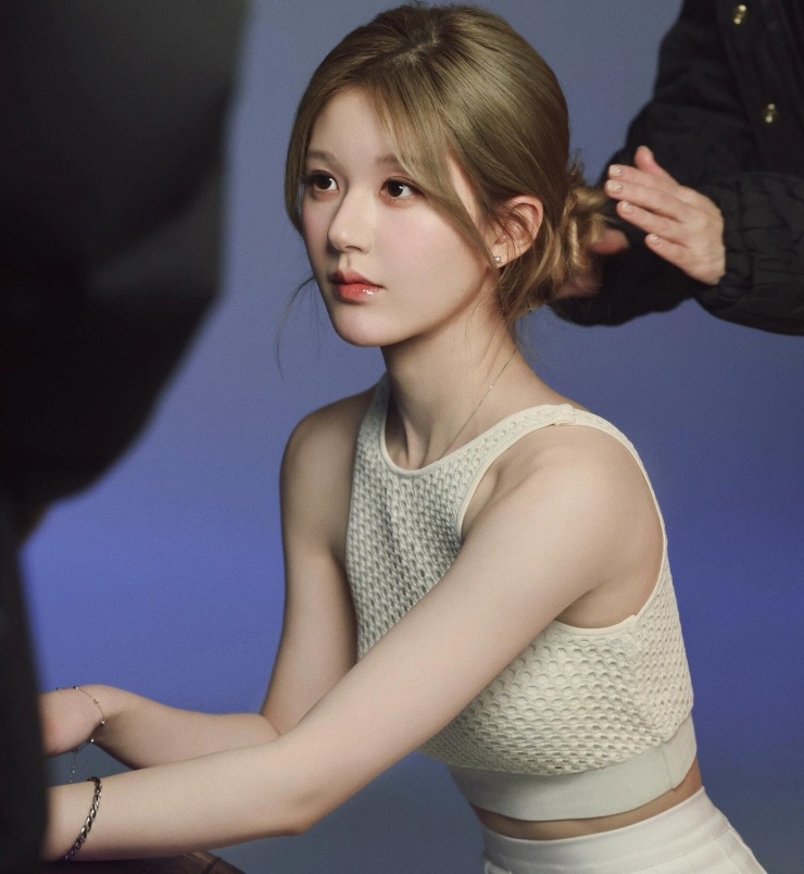 1755081309-co-tu4-width1390height1510 Triệu Lộ Tư bị nghi đang ám chỉ Ngu Thư Hân hãm hại cô.