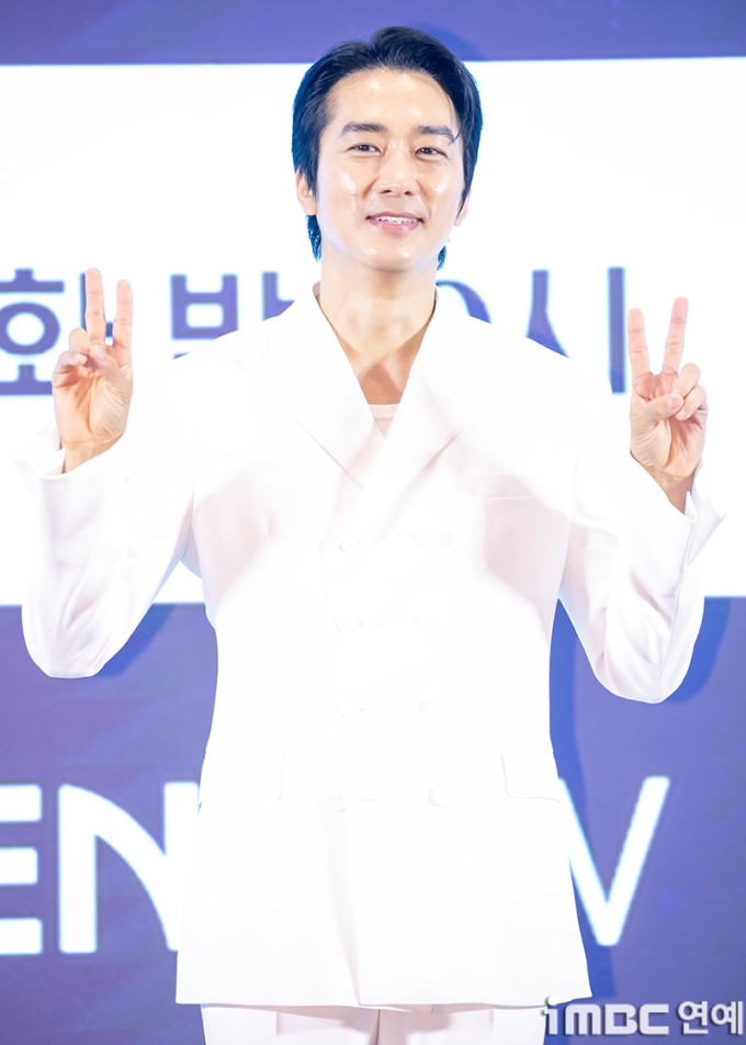 Song Seung Hun trong họp báo 12/8. Ảnh: iMBC