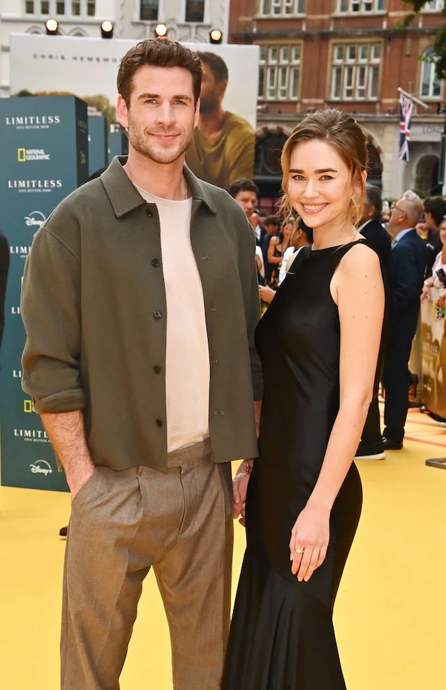 1755162973-liam-8903-5633-9176-width639height988 Liam Hemsworth bên bạn gái tại lễ ra mắt phim vào tháng 7. Ảnh: Hola!