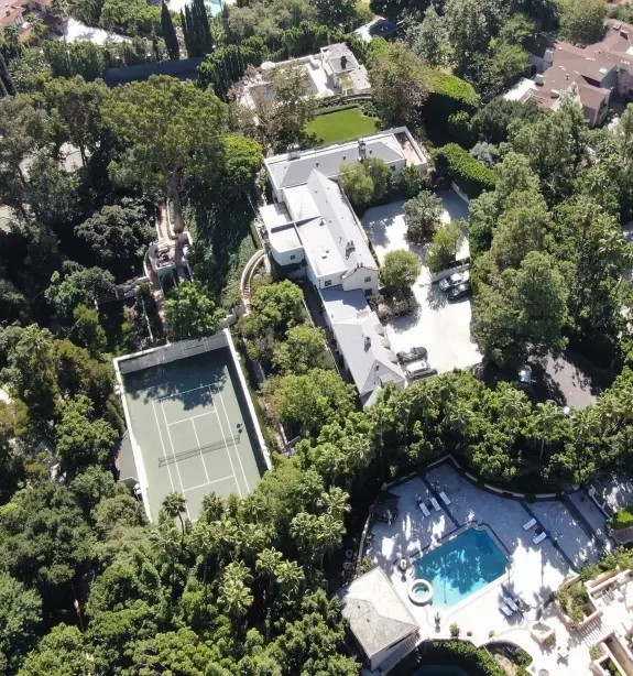 1755166723-taylor101-3208-5929-4170-width575height614 Biệt thự của Taylor Swift mà Zoë Kravitz và mẹ đến ở nhờ khi nhà của họ bị cháy rừng quét qua. Ảnh: Backgrid