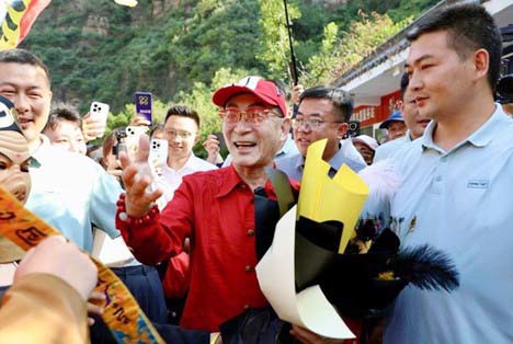 Dù không còn lớp hóa trang, ngoại hình cũng thay đổi theo năm tháng, Lục Tiểu Linh Đồng vẫn được nhiều khán giả nhận ra là Tôn Ngộ Không một thời qua ánh mắt, biểu cảm và cử chỉ của ông. ẢNH: WEIBO NV.