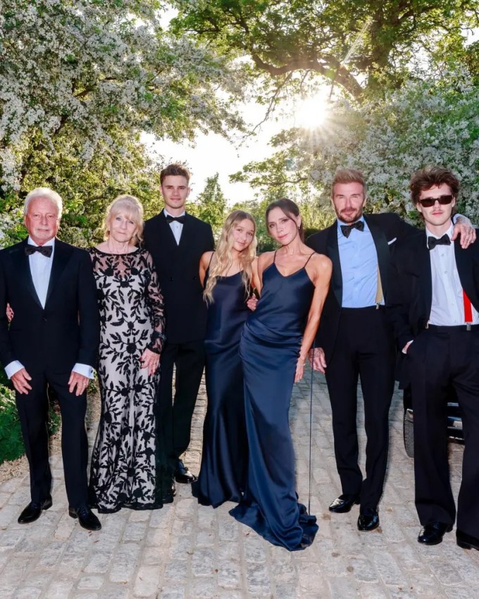 David Beckham bên các thành viên gia đình trong sinh nhật hồi tháng 5, vắng bóng vợ chồng cậu cả Brooklyn. Ảnh: Instagram David Beckham