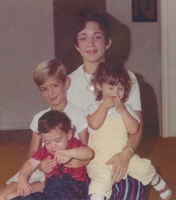 1755238530-0837b227-5ef0-41d7-b843-d24106-6600-5704-1574-width680height775-1 Bà Jackie thời trẻ bên ba người con. Ảnh: Instagram