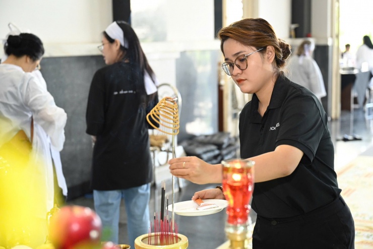 Yến Nhi muốn giúp các gia đình đưa tiễn người đã khuất một cách chu toàn nhất