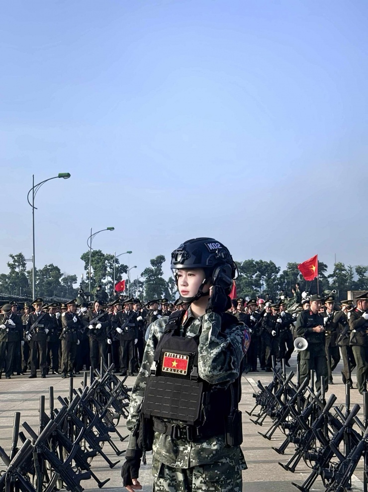 1755386500-99a7271d-abc8-4e01-9961-d7cbfffaf406-3129-width1920height2560 Thu Hương thuộc Khối nữ Cảnh sát đặc nhiệm tại sự kiện A80. Ảnh: NVCC