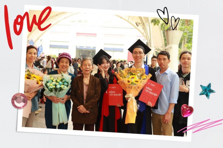 Gia đình hai bên đến chúc mừng đôi bạn trẻ vào ngày tốt nghiệp đại học.