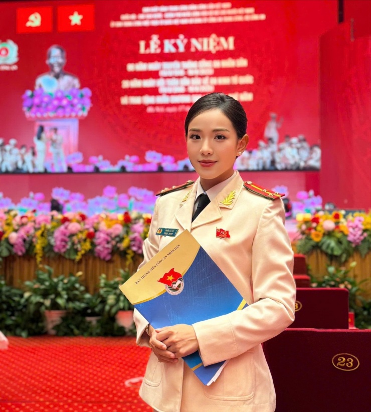 Thượng úy Trần Hà My tại Lễ kỷ niệm.