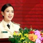 Nữ thượng uý đại diện tuổi trẻ phát biểu tại Lễ kỷ niệm 80 năm Ngày truyền thống Công an nhân dân 1755481603 800 thumbnail width740height495 anh cat 3 2 auto cropjpg