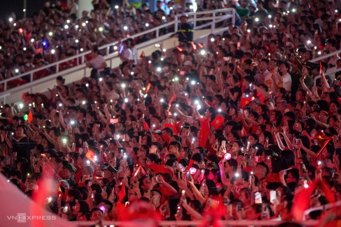 1755498497-a-huy-chup-2245-9151-3299-width680height454 Hàng chục nghìn người mặc áo cờ đỏ sao vàng, cùng hòa giọng ttham gia sự kiện đêm nhạc