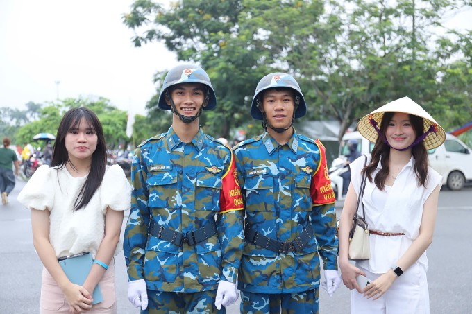 1755498497-chu-bo-do-i-2151-2-7572-9609-3299-width680height453 Nguyễn Thùy Linh, 22 tuổi (ngoài cùng bên phải) cùng em gái Ngọc Bích chụp ảnh cùng các chiến sĩ tại Làng Văn hóa các dân tộc Việt Nam, sáng 2/7. Ảnh:Quỳnh Nguyễn