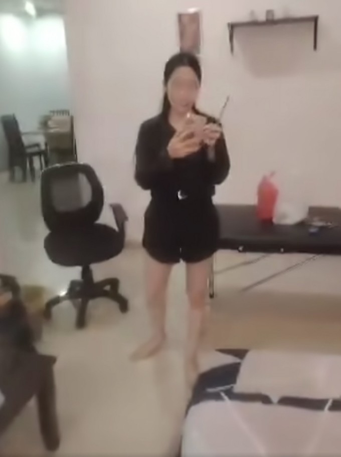 'Tiểu tam' cầm dao đe dọa chính thất. Ảnh cắt từ video