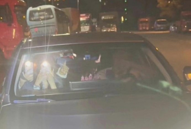 Hình ảnh nhóm fan cuồng bám theo xe Phạm Thừa Thừa.