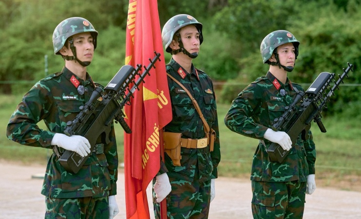 Chiến sĩ quả cảm và Sao nhập ngũ đang thu hút sự quan tâm của khán giả.