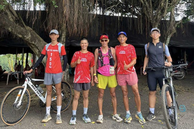 Các runner đồng hành cùng Long ở chặng Đồng Nai (Bình Phước cũ). Ảnh: NVCC