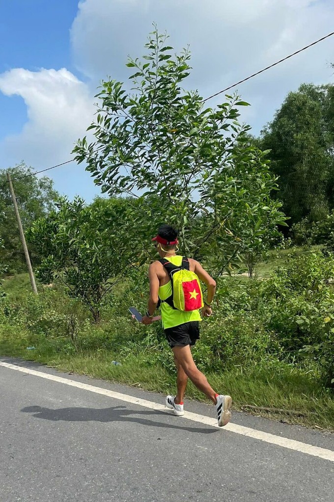 Hành trang chạy bộ xuyên Việt của Long. Ảnh: NVCC