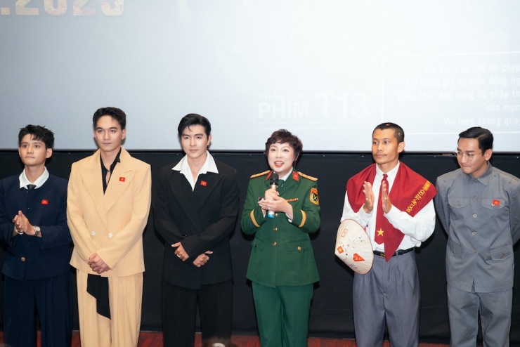 1755576976-ccd01341-479-width1008height672 Đạo diễn Đặng Thái Huyền chia sẻ tại sự kiện ra mắt phim.