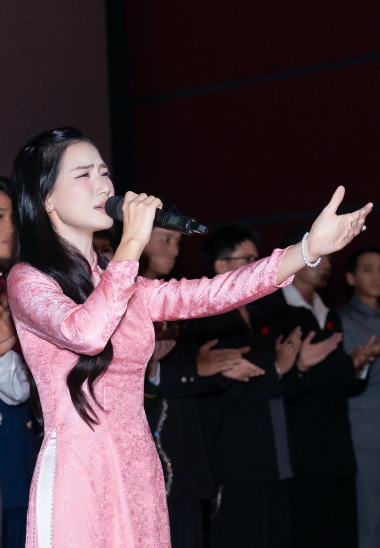 1755576976-ccd01631-478-width1173height1689 Hòa Minzy gây xúc động với ca khúc chủ đề phim