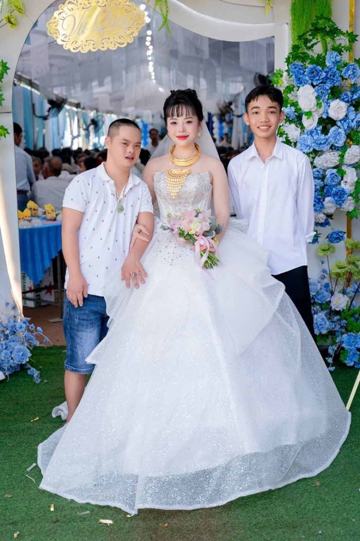 Mỹ Tiên chụp ảnh kỷ niệm cùng anh trai và cháu 