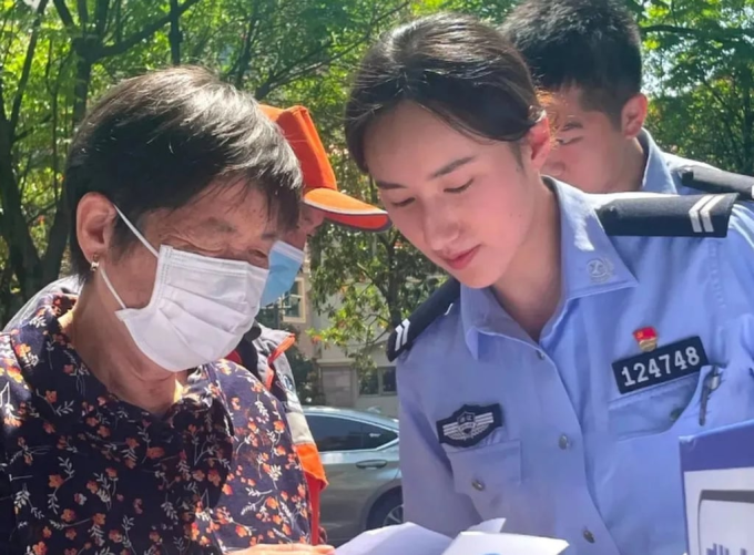 Nổi tiếng trên mạng xã hội nhưng Ying được nhận xét là khiêm tốn và tận tụy. Ảnh: QQ