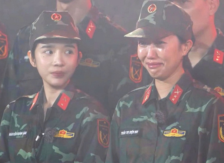 Diễn viên Diệu Nhi khóc nghẹn khi gặp lại chỉ huy năm xưa. Ảnh: Chụp màn hình