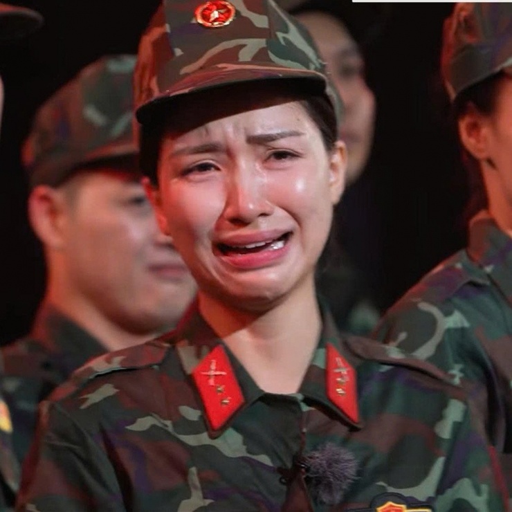 Ca sĩ Hòa Minzy xúc động. Ảnh: Chụp màn hình 