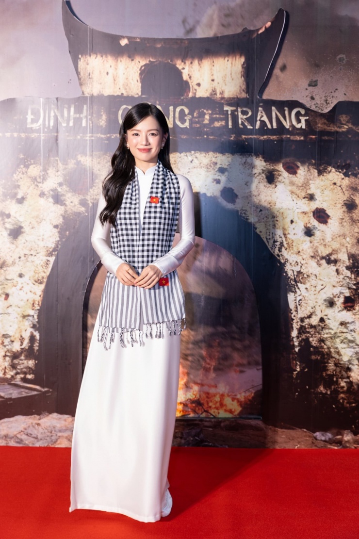 1755741082-ha-anh-7690-width1365height2048 Hạ Anh nhận xét Nhật Hoàng là người dễ thương, cầu thị và ham học hỏi. Dù nhiều cảnh không xuất hiện cùng nhau nhưng khi xem phim, cô khâm phục bạn diễn đã cống hiến và cố gắng tròn vai.