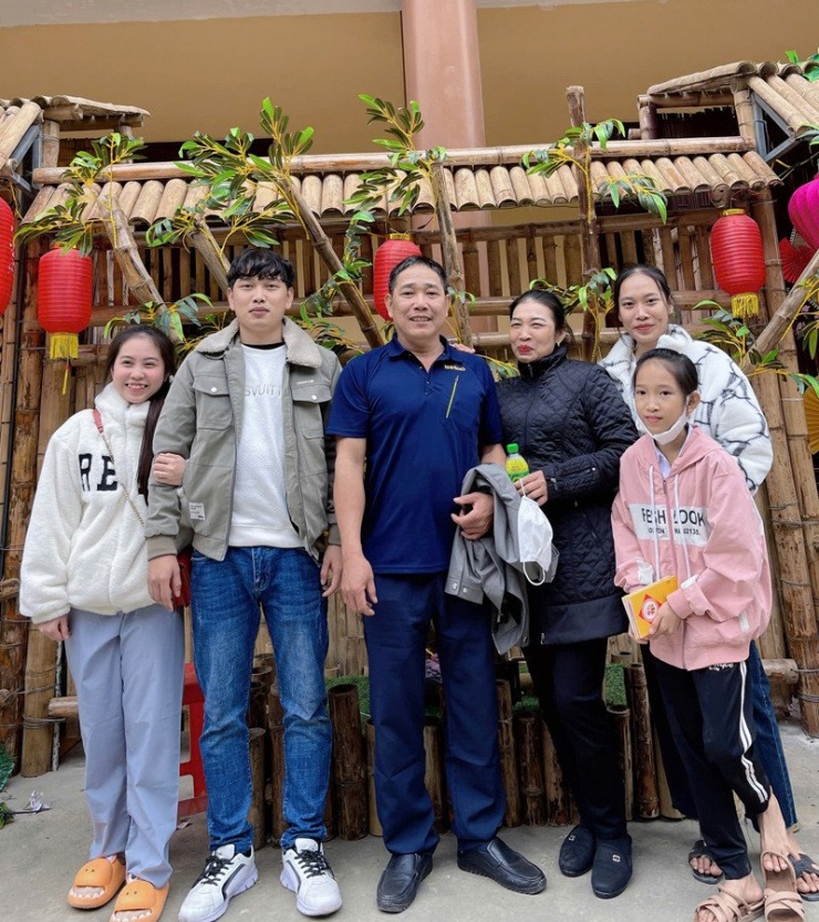 Tiên (ngoài cùng bên trái) bên chồng, bố mẹ chồng và hai em gái chồng 