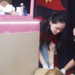 Bà xã cầu thủ Duy Mạnh và Văn Quyết tặng kem cho người dân xem diễu binh 1755763916 563 thumbnail width740height495 anh cat 3 2 auto cropjpg