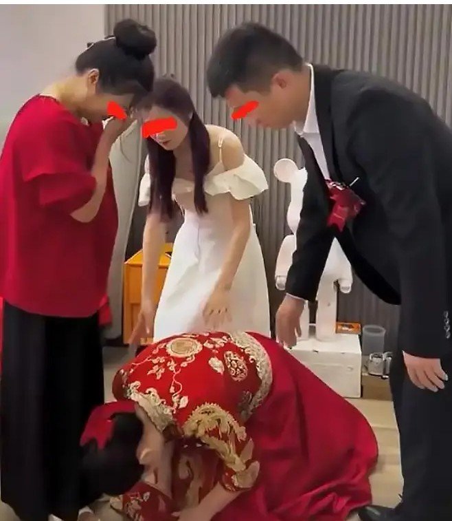 Cô gái quỳ gối chào mẹ. Ảnh: Sohu