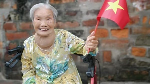 Cụ bà 90 tuổi một mình đi xe đẩy đến xem tổng duyệt diễu binh 1755828968 779 thumbnail width740height495 anh cat 3 2 auto cropjpg