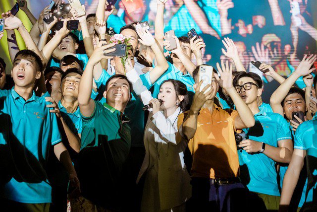 Duyên Quỳnh mang đến hiện tượng cho ca khúc Viết tiếp câu chuyện hoà bình.