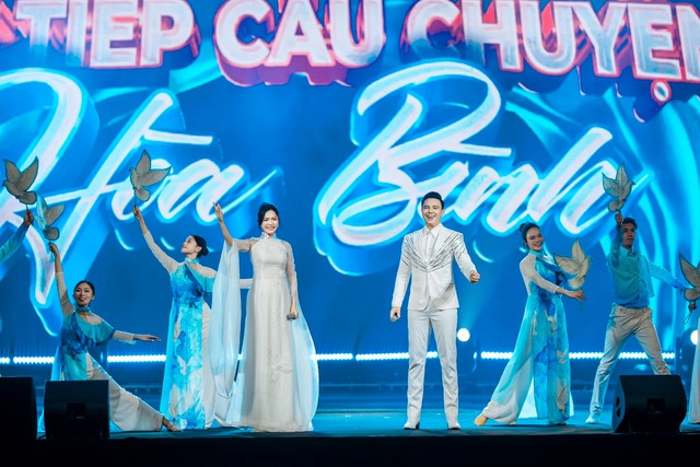 Duyên Quỳnh và Đông Hùng biểu diễn tại Hà Nội.