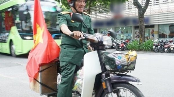 Cụ Trần Văn Thanh đã sẵn sàng xuống phố xem diễu binh, dí dỏm cho biết lạc đường khi trở lại Hà Nội sau 15 năm 1755913910 920 thumbnail width740height495 anh cat 3 2 auto cropjpg