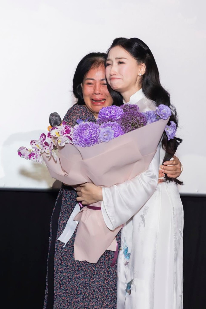 Hòa Minzy cùng mẹ Việt Nam anh hùng Lê Thị Minh Thủy (trái) trong họp báo. Ảnh: Nhân vật cung cấp