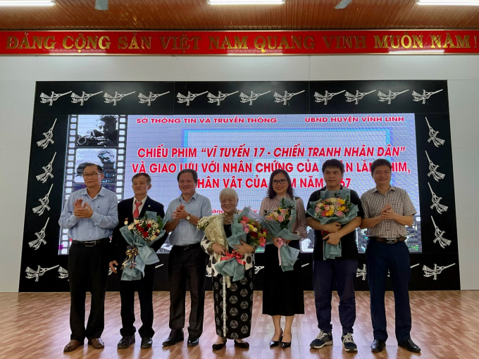 Ông Phạm Công Đức (thứ 2, từ trái qua), Viên Hồng Quang (thứ 2, từ phải qua). Ảnh: NVCC