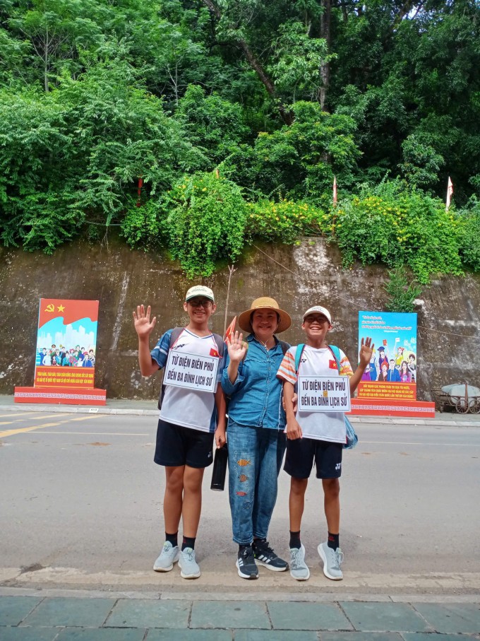 Chị Thu Hằng cùng hai con trai Bình An và Bảo An chụp ảnh tại Hang dơi Mộc Châu, trên hành trình di chuyển từ Điện Biên về Hà Nội từ giữa tháng 8/2025. Ảnh: Nhân vật cung cấp