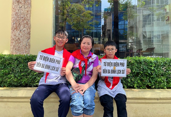 Chị Thu Hằng cùng hai con đi thăm Lăng Bác sáng 23/8. Ảnh: Quỳnh Nguyễn