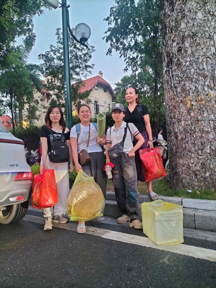 Nhóm chị Lý có mặt tại Hà Nội từ sáng sớm để đón xem buổi hợp luyện diễu binh 