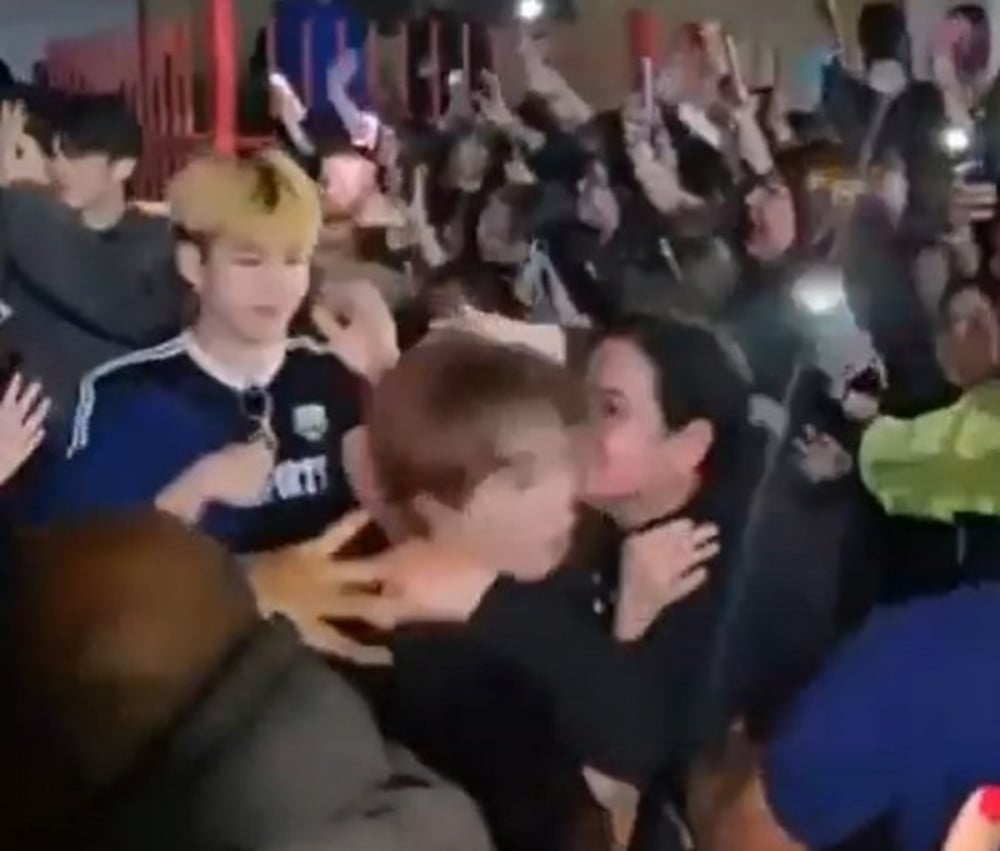 Nam thần tượng bị một fan nữ quấy rối- Ảnh 1. Nam thần tượng bị một fan nữ quấy rối- Ảnh 1.