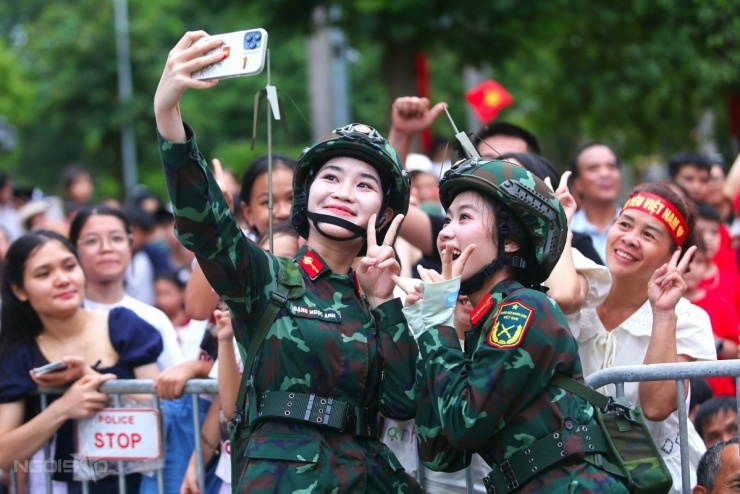 1756077121-nu-chien-si-2-4352-5415-5484-width1200height800 Họ đội mũ chiến đấu thay cho mũ mềm, đeo máy vô tuyến điện trên vai. Ảnh: Phạm Dự