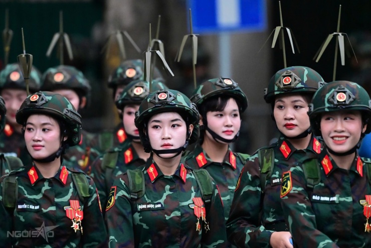 1756077121-nu-chien-si-3-4353-5424-5485-width1200height800 Khối Nữ chiến sĩ thông tin do Binh chủng Thông tin liên lạc đảm nhận tập kết trên đường Hùng Vương chờ hợp luyện. Ảnh: Tùng Tin